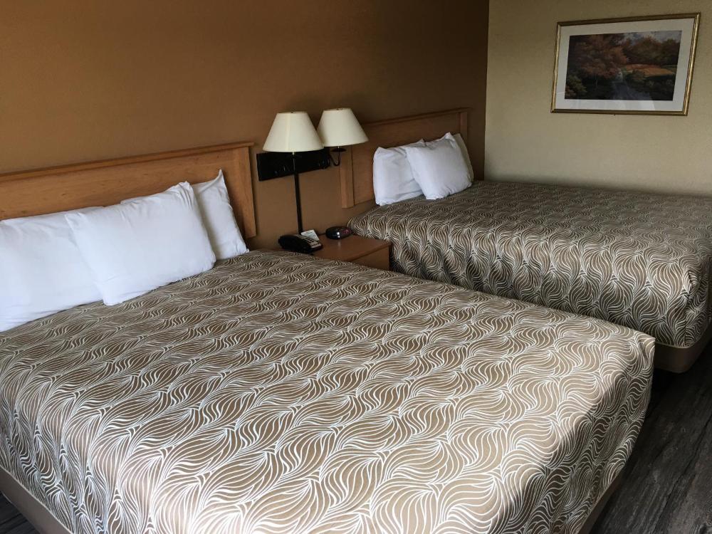 Queen Room with Two Queen Beds - Non-Smoking interior